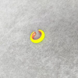Neon Sarı Mineli Gümüş Kıkırdak Küpe