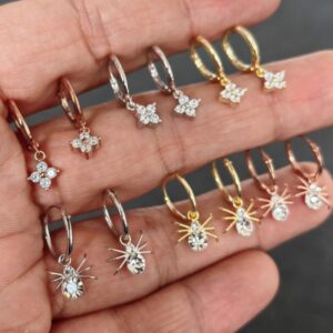 Sallantılı Gümüş Papatya Charm Küpe - Gold Renk